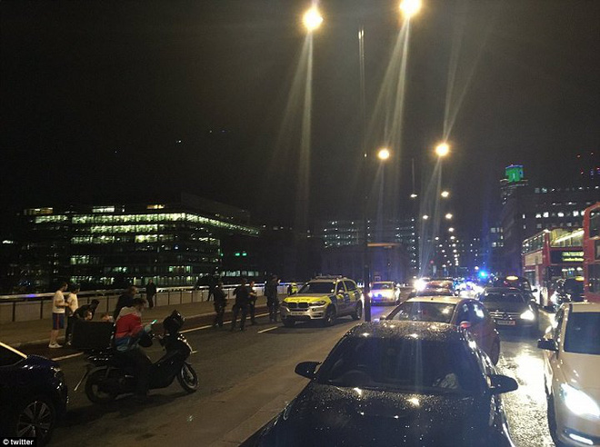 Hiện trường vụ tấn công liên hoàn khủng khiếp ở London - Ảnh 8.