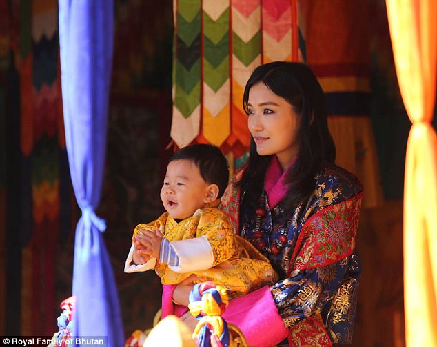 Ngày nào còn ẵm ngửa mà giờ đây, tiểu hoàng tử xứ Bhutan đã lớn thật rồi - Ảnh 4.