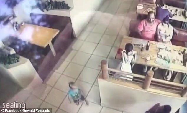 Tin tức thế giới: Bắt cóc trẻ em dù bà mẹ ngồi ngay trước mặt - Ảnh 2.