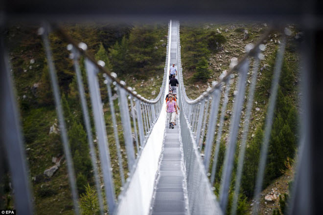 Cây cầu đi bộ đẹp và dài nhất thế giới đã mở cửa đón du khách - Ảnh 5.