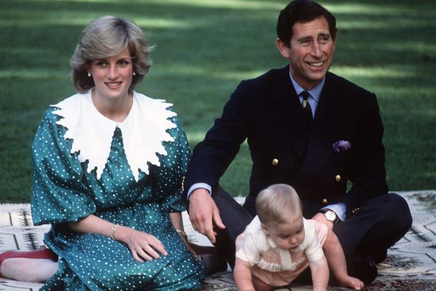Những khoảnh khắc tố cáo sự suy sụp và dự báo tương lai bất hạnh của Công nương Diana lần đầu được tiết lộ - Ảnh 8.