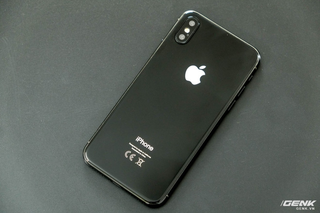 Cận cảnh mô hình iPhone 8 tại Việt Nam: Nút nguồn dài hơn, camera kép nằm dọc, cảm giác cầm nắm thoải mái - Ảnh 8.