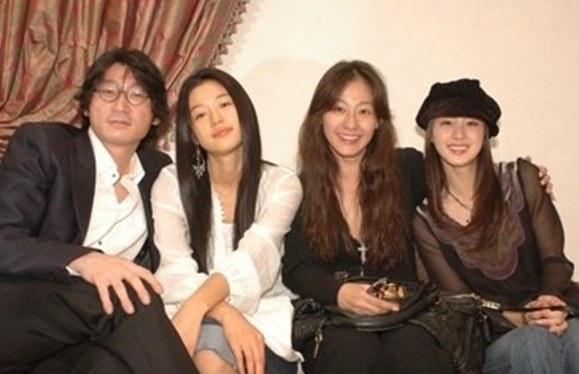 Là nữ thần sắc đẹp Hàn Quốc, Kim Tae Hee có bị lu mờ khi đứng cạnh các đại mỹ nhân khác? - Ảnh 18.