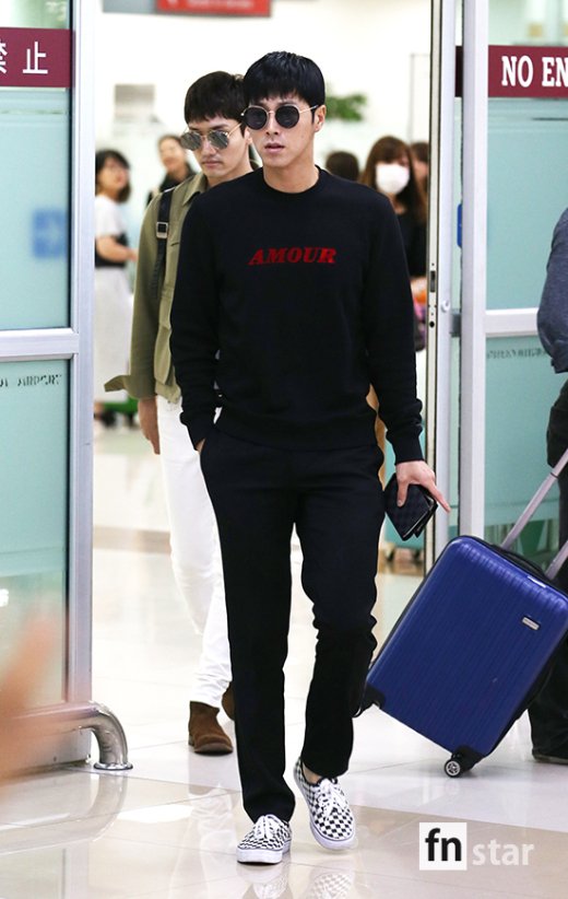 Mẹ Kim Tan qu&yacute; ph&aacute;i như nữ doanh nh&acirc;n, hai anh thần DBSK s&agrave;nh điệu tại s&acirc;n bay - Ảnh 8.