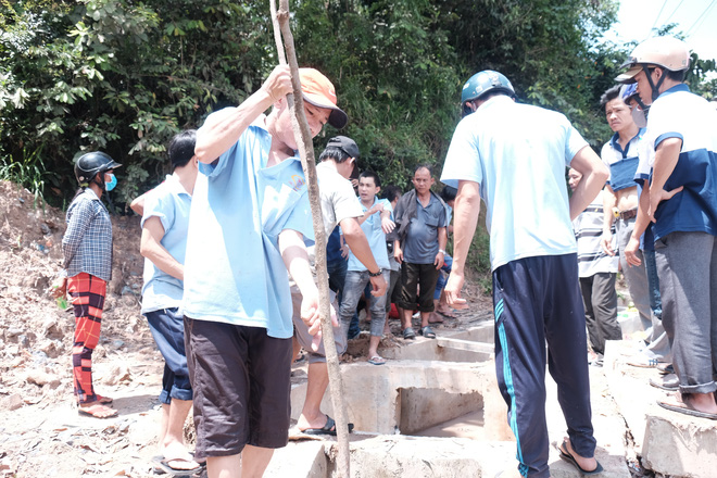 Mẹ nấc nghẹn cầm chiếc lồng đèn vừa mua cho con trai bị rớt cống mất tích ở Đồng Nai - Ảnh 8.