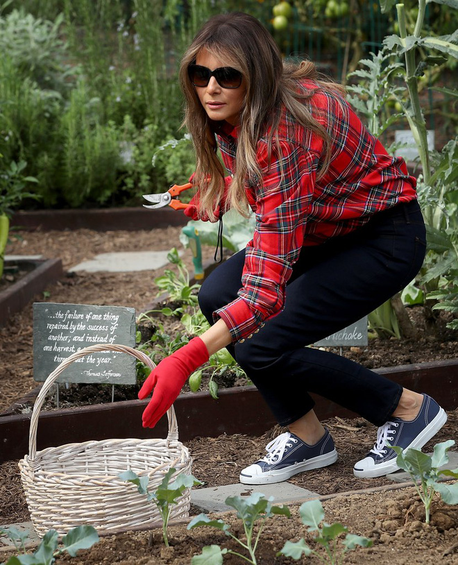 Nổi tiếng với việc dát loạt hàng hiệu lên người nhưng phu nhân Tổng thống Trump cũng có lúc diện đồ bình dân - Ảnh 8.