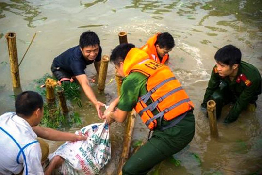 Công an, bộ đội dầm mình trong nước ăn vội, giúp dân chống lũ dữ - Ảnh 8.