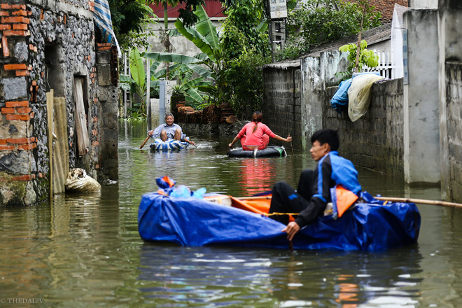 Hà Nội: Sau 1 tuần mưa lũ người dân huyện Mỹ Đức vẫn chèo thuyền vào nhà - Ảnh 8.