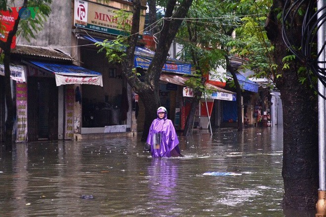  Người dân Huế chèo thuyền, đánh cá trên đường phố trong ngày mưa lũ - Ảnh 8.
