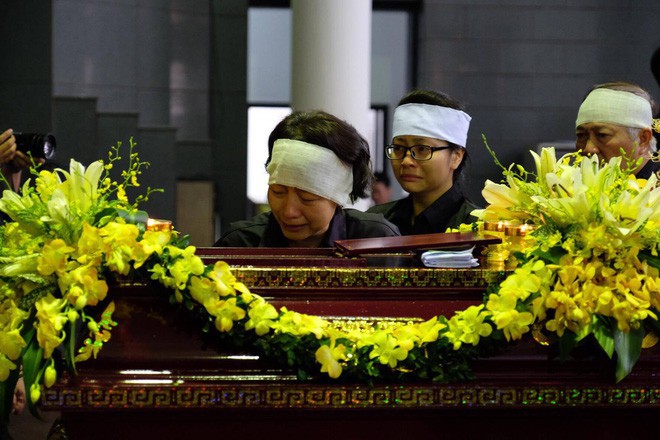 Người thân bật khóc bên linh cữu cụ bà Hoàng Thị Minh Hồ - người hiến hơn 5.000 lượng vàng cho nhà nước - Ảnh 8.
