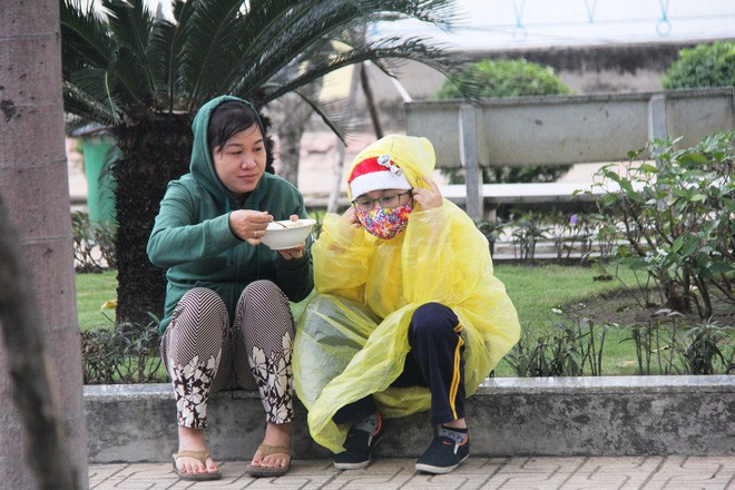 TP.HCM: Học sinh co ro, ngủ gục trên xe bố mẹ đi đến trường dưới thời tiết lạnh nhất năm - Ảnh 8.