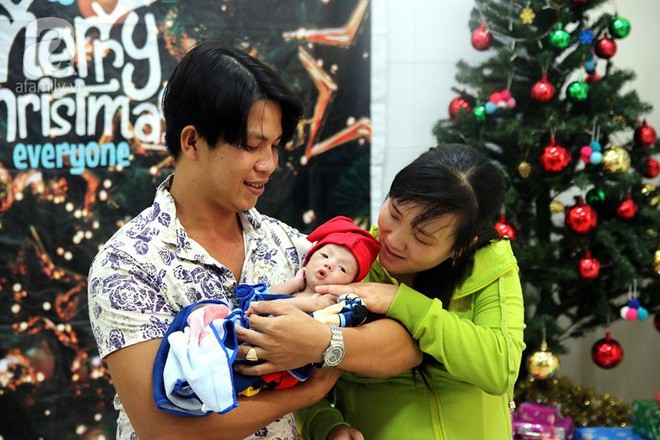 Những em b&eacute; &ldquo;nằm tr&ecirc;n ngực mẹ&rdquo; đ&oacute;n Gi&aacute;ng sinh đầu ti&ecirc;n ấm &aacute;p trong bệnh viện - Ảnh 8.