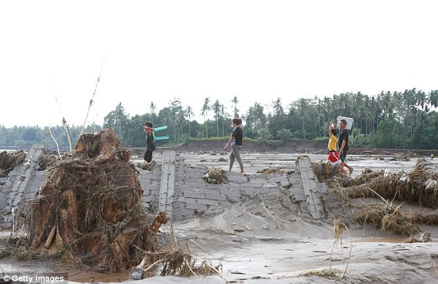 Bão Tembin: Đang buộc lại thuyền trên bờ sông, một người đàn ông bị cá sấu dìm xuống nước và ăn thịt - Ảnh 1.