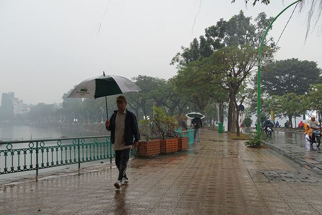 Người Hà Nội vất vả trong ngày mịt mù mưa rét tăng cường - Ảnh 8.