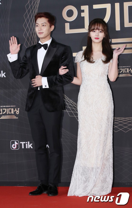 Thảm đỏ KBS Drama Awards: Kim Ji Won gây sốc.. vì quá đẹp, Jang Nara đọ sắc với Kim So Hyun và dàn chị đại không tuổi - Ảnh 8.
