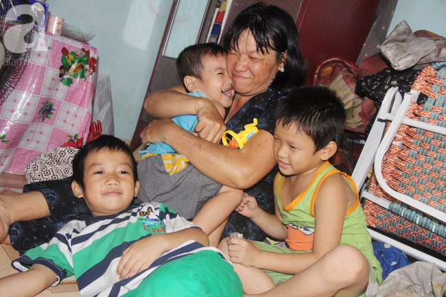 Người mẹ bán vé số vừa thất lạc đứa con út 3 tuổi đang mưu sinh nuôi 11 đứa con giữa Sài Gòn - Ảnh 9.