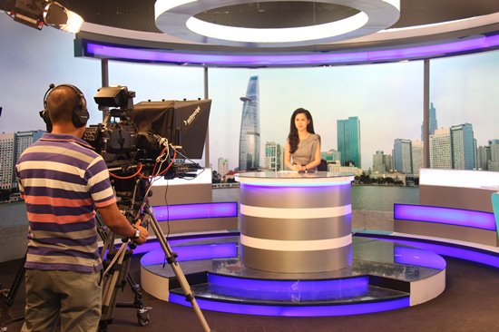 Đột nhập hậu trường trước giờ l&ecirc;n s&oacute;ng của MC VTV - Ảnh 9.