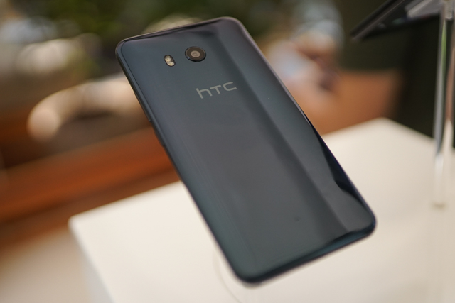 Smartphone có tính năng bóp viền cảm ứng HTC U11 chính thức ra mắt tại thị trường Việt Nam, giá gần 17 triệu đồng - Ảnh 9.