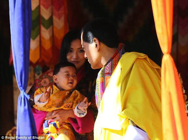 Ngày nào còn ẵm ngửa mà giờ đây, tiểu hoàng tử xứ Bhutan đã lớn thật rồi - Ảnh 5.