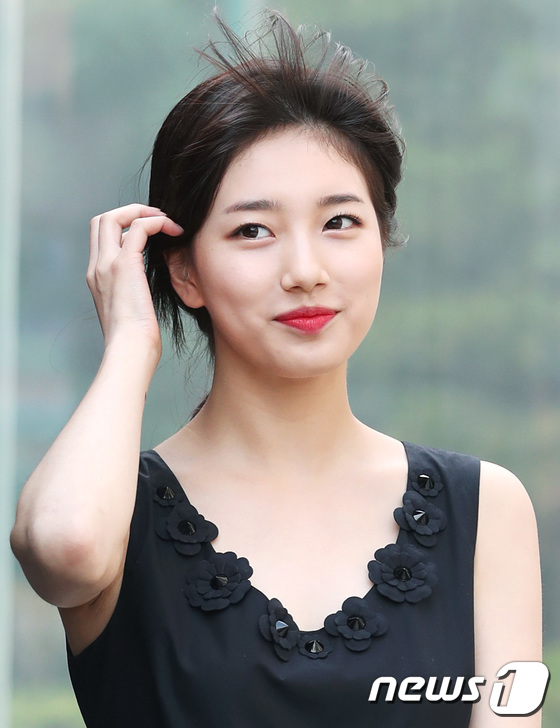 Gió thổi tốc đầm đến suýt lộ hàng, Suzy vẫn tươi cười tha hồ đẹp hết phần đàn chị - Ảnh 9.