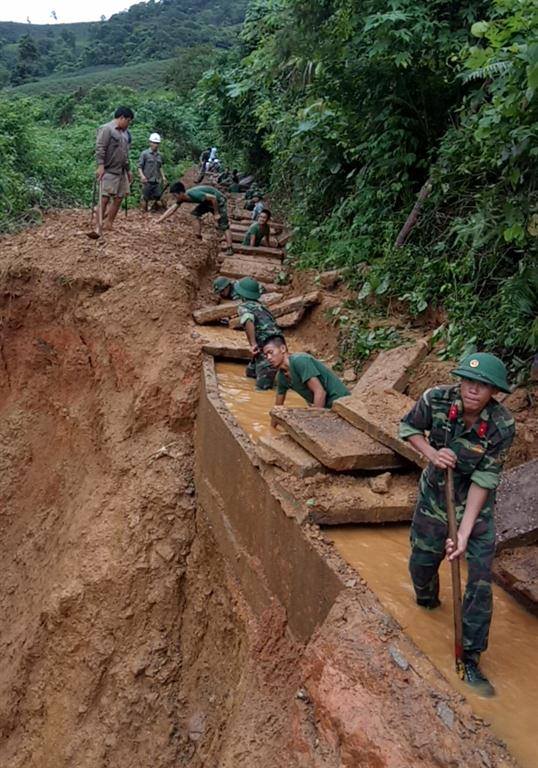 Đã có 14 người chết và mất tích vì mưa lũ, sạt lở đất - Ảnh 8.