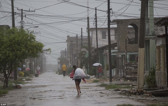 Bão Irma thổi bay nhà tù, hơn 100 tù nhân trốn thoát - Ảnh 9.