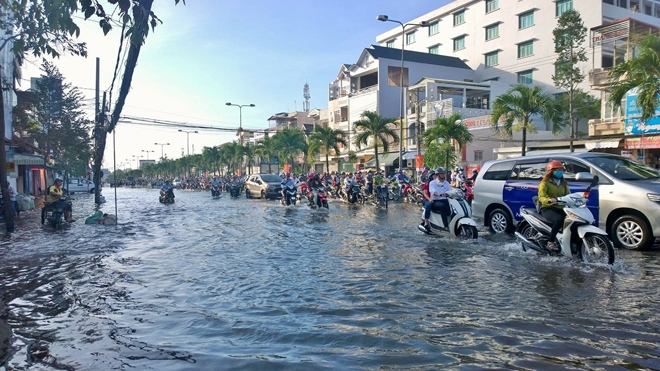 Triều cường dâng cao kỉ lục, TP Cần Thơ “biến thành sông” - Ảnh 14.