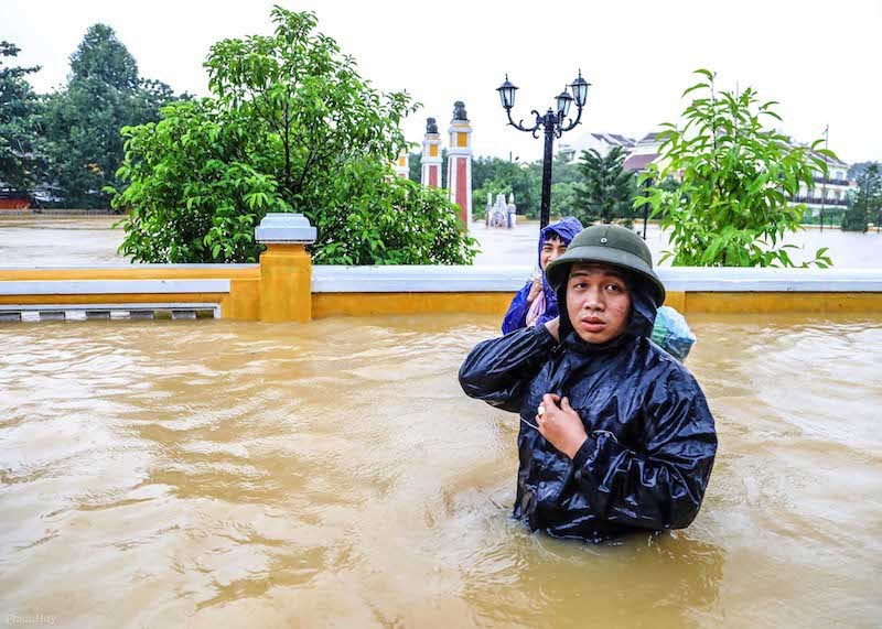 Hội An nước ngập đến nóc nhà, dân bắt đầu sơ tán - Ảnh 9.