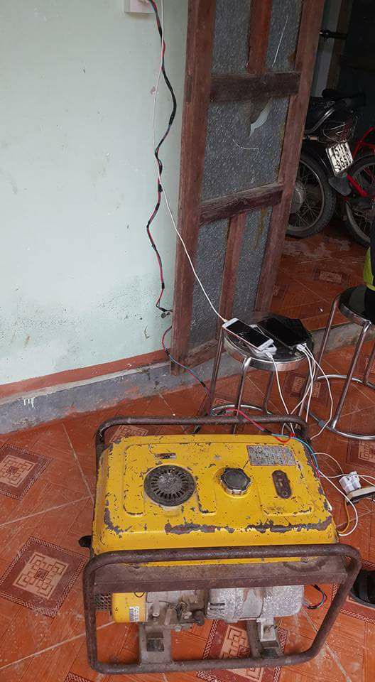 Bi hài ngày mưa lũ: Đang ăn cơm thì nước tràn ngập mâm, một nhà có điện cả làng được nhờ sạc điện thoại - Ảnh 9.