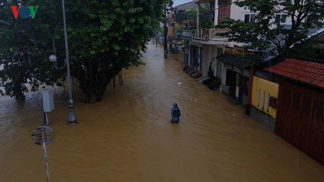  Người dân Huế chèo thuyền, đánh cá trên đường phố trong ngày mưa lũ - Ảnh 9.