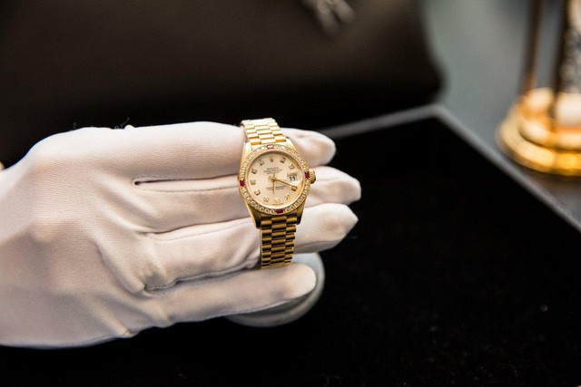 Khám phá không gian bên trong cửa hàng cầm đồ hàng đầu New York, nơi có bán những chiếc túi Birkin và đồng hồ Rolex hiếm có nhất - Ảnh 9.