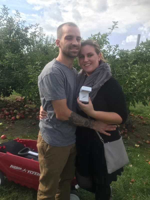 Những &ldquo;phi vụ&rdquo; cầu h&ocirc;n bất ngờ ấn tượng nhất mạng x&atilde; hội thế giới năm 2017 - Ảnh 9.