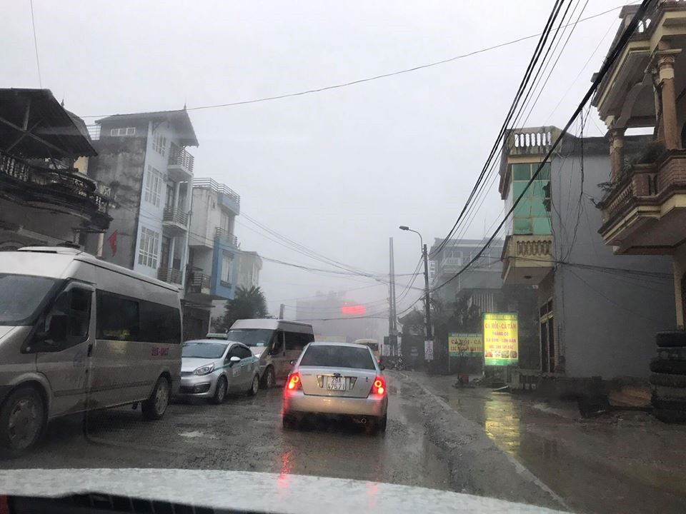 Sa Pa chìm trong biển người, 3 tiếng di chuyển được 30km - Ảnh 9.