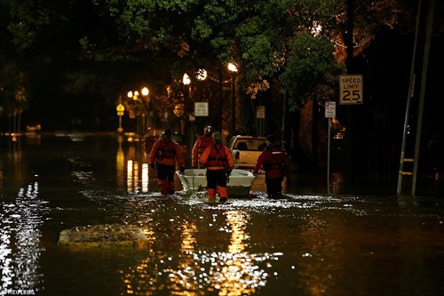 Mỹ hứng chịu lũ lụt khủng khiếp nhất 100 năm qua - Ảnh 10.