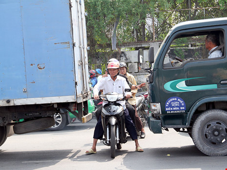 Kẹt xe ở Tân Sơn Nhất, khách bỏ xe chạy bộ vì sợ trễ - Ảnh 10.