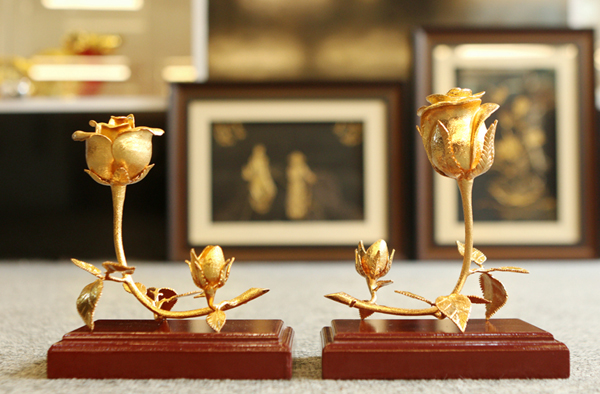 Đại gia chi hơn 800 triệu mua 4 bông hồng đúc vàng nguyên khối tặng bạn gái dịp 8/3 - Ảnh 10. Đại gia chi hơn 800 triệu mua 4 bông hồng đúc vàng nguyên khối tặng bạn gái dịp 8/3 - Ảnh 10.