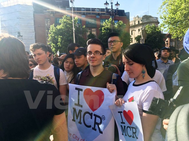 Biển người dự lễ tưởng niệm c&aacute;c nạn nh&acirc;n vụ khủng bố tại Manchester - Ảnh 10.
