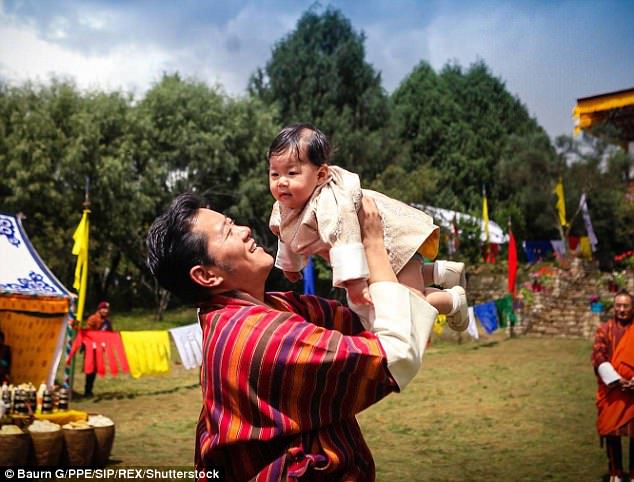 Ngày nào còn ẵm ngửa mà giờ đây, tiểu hoàng tử xứ Bhutan đã lớn thật rồi - Ảnh 6.