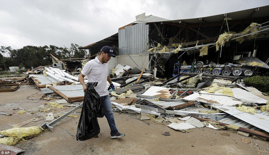 Cận cảnh đổ nát tại bang Texas sau siêu bão Harvey - Ảnh 10.