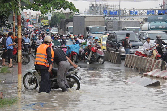 Mưa lớn, nhiều nơi ở Đồng Nai và Bà Rịa - Vũng Tàu ngập nặng - Ảnh 10.