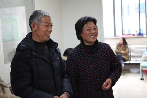 Bố mẹ ng&agrave;y đ&ecirc;m b&oacute;p b&oacute;ng thở suốt 5 năm trời gi&uacute;p con duy tr&igrave; sự sống, dừng lại 3 ph&uacute;t con sẽ chết - Ảnh 10.