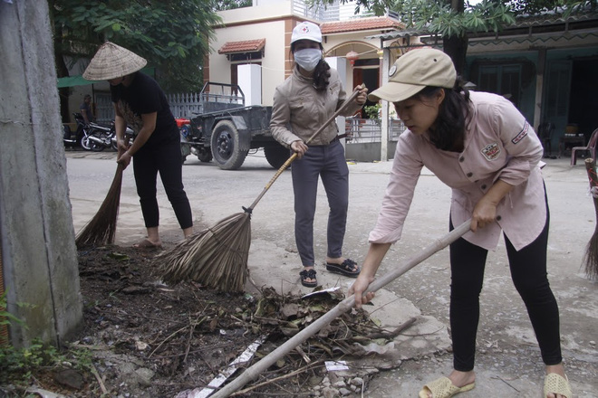 H&agrave; Nội: 10 ng&agrave;y sau lũ, người d&acirc;n T&acirc;n Tiến rắc v&ocirc;i bột trắng đường ph&ograve;ng bệnh dịch - Ảnh 10.