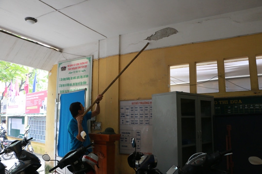 Bên trong ngôi trường học sinh phải đội mũ bảo hiểm ngồi học - Ảnh 10.