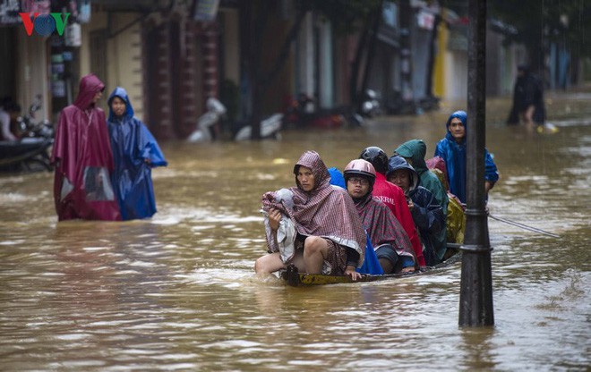  Người dân Huế chèo thuyền, đánh cá trên đường phố trong ngày mưa lũ - Ảnh 10.