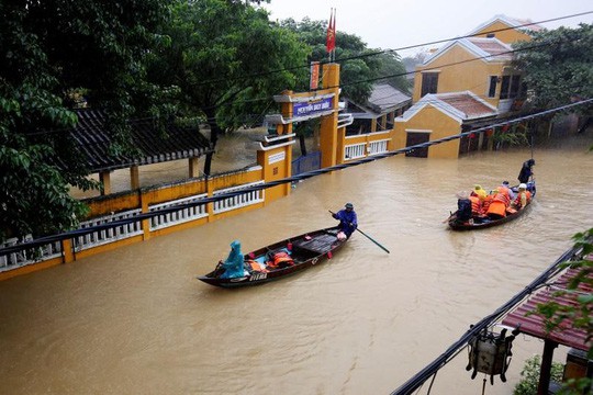 Hình ảnh lũ lụt miền Trung ngập tràn báo chí nước ngoài - Ảnh 10. Hình ảnh lũ lụt miền Trung ngập tràn báo chí nước ngoài - Ảnh 10.