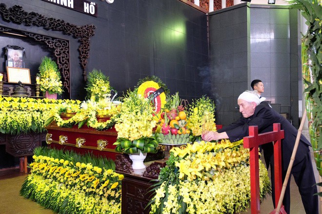 Người th&acirc;n bật kh&oacute;c b&ecirc;n linh cữu cụ b&agrave; Ho&agrave;ng Thị Minh Hồ - người hiến hơn 5.000 lượng v&agrave;ng cho nh&agrave; nước - Ảnh 10.