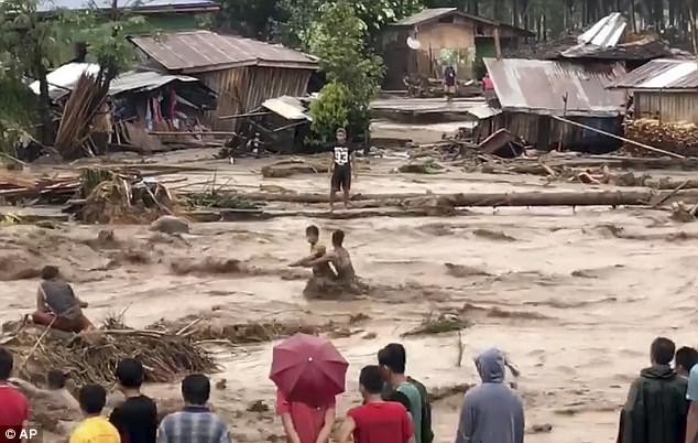 Bão Tembin: Đang buộc lại thuyền trên bờ sông, một người đàn ông bị cá sấu dìm xuống nước và ăn thịt - Ảnh 5.