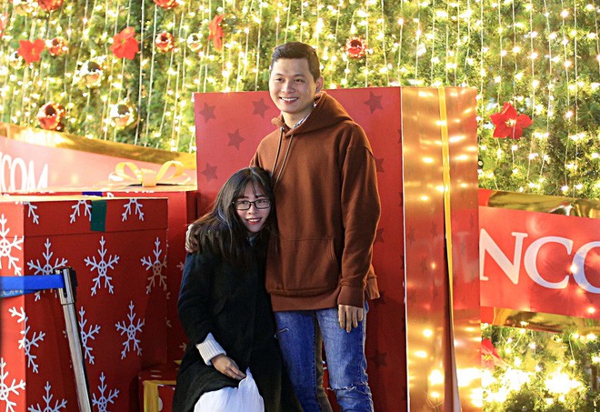 Dòng người đổ xô về trung tâm thành phố, không khí Noel rộn ràng khắp mọi nơi - Ảnh 8.