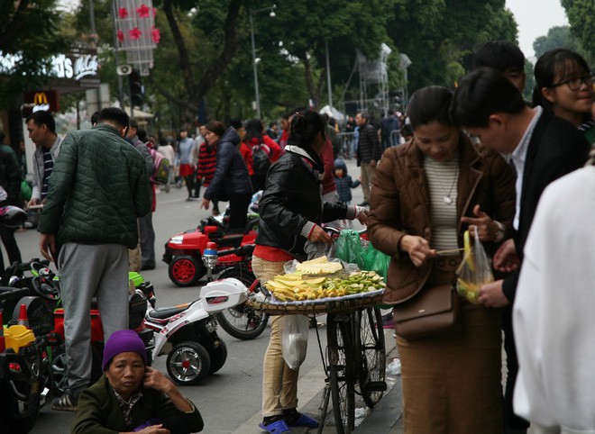 Hà Nội: Trước giờ đếm ngược chào năm mới 2018, phố đi bộ bị hàng rong bủa vây - Ảnh 10.