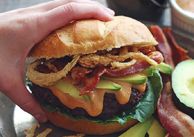 Bếp trưởng nổi tiếng ở Mỹ hướng dẫn cách ăn burger đúng chuẩn - Ảnh 1.